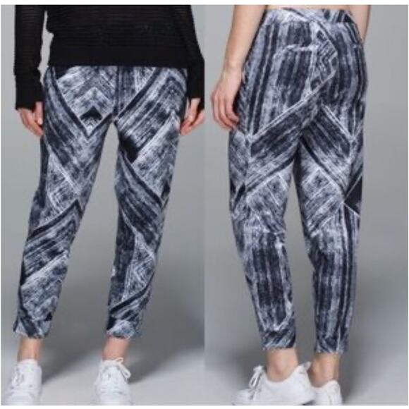 lululemon athletica Pants - Lululemon Jet Crop *Full-On LuonHeat Wave White BlackSz 4 NWOT